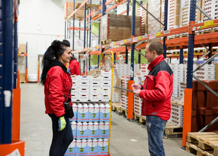 Mitarbeitende in der Logistik unterhalten sich Mitarbeitende in der Logistik unterhalten sich